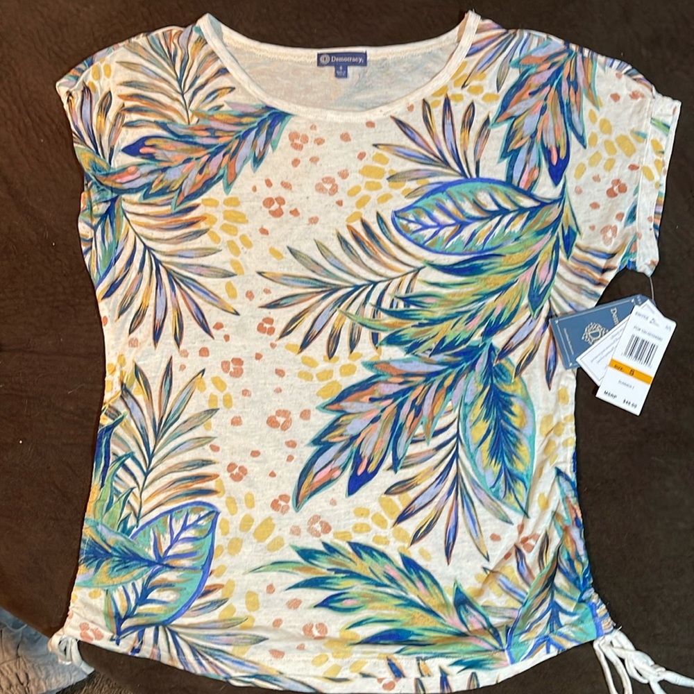 Democracy size small NWT short sleeve ruched sides colorful design summer top!